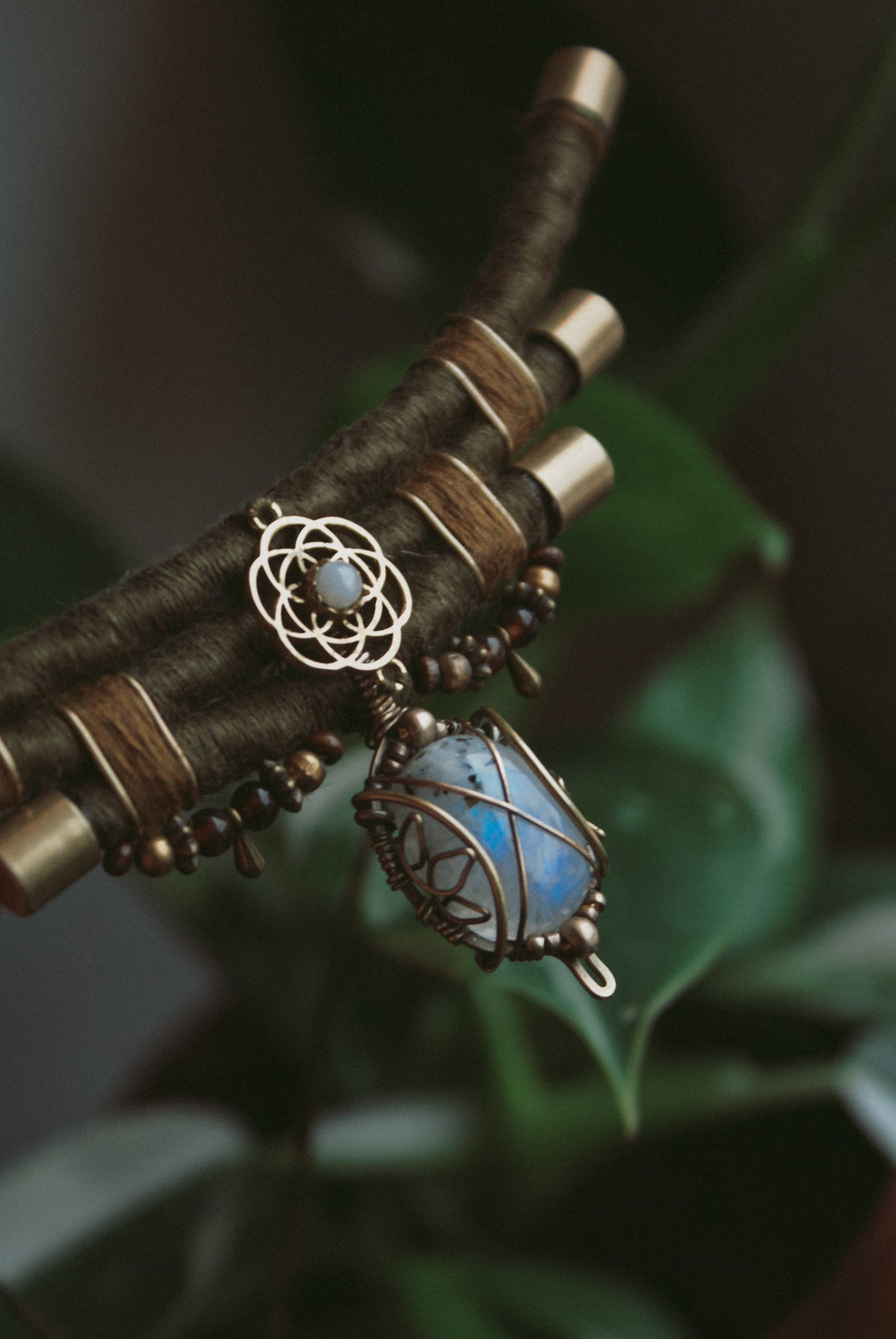 Mini Tribal Collier "Elaria" mit Regenbogen-Mondstein
