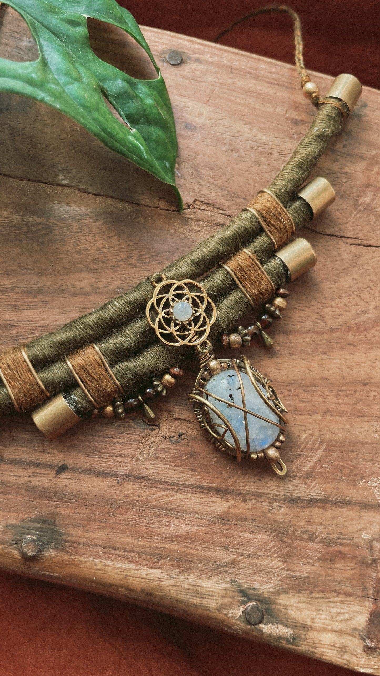 Mini Tribal Collier "Elaria" mit Regenbogen-Mondstein