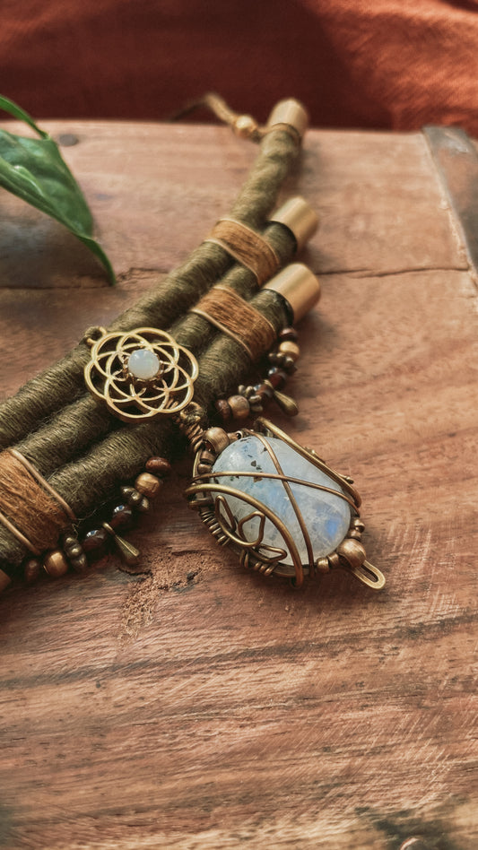 Mini Tribal Collier "Elaria" mit Regenbogen-Mondstein